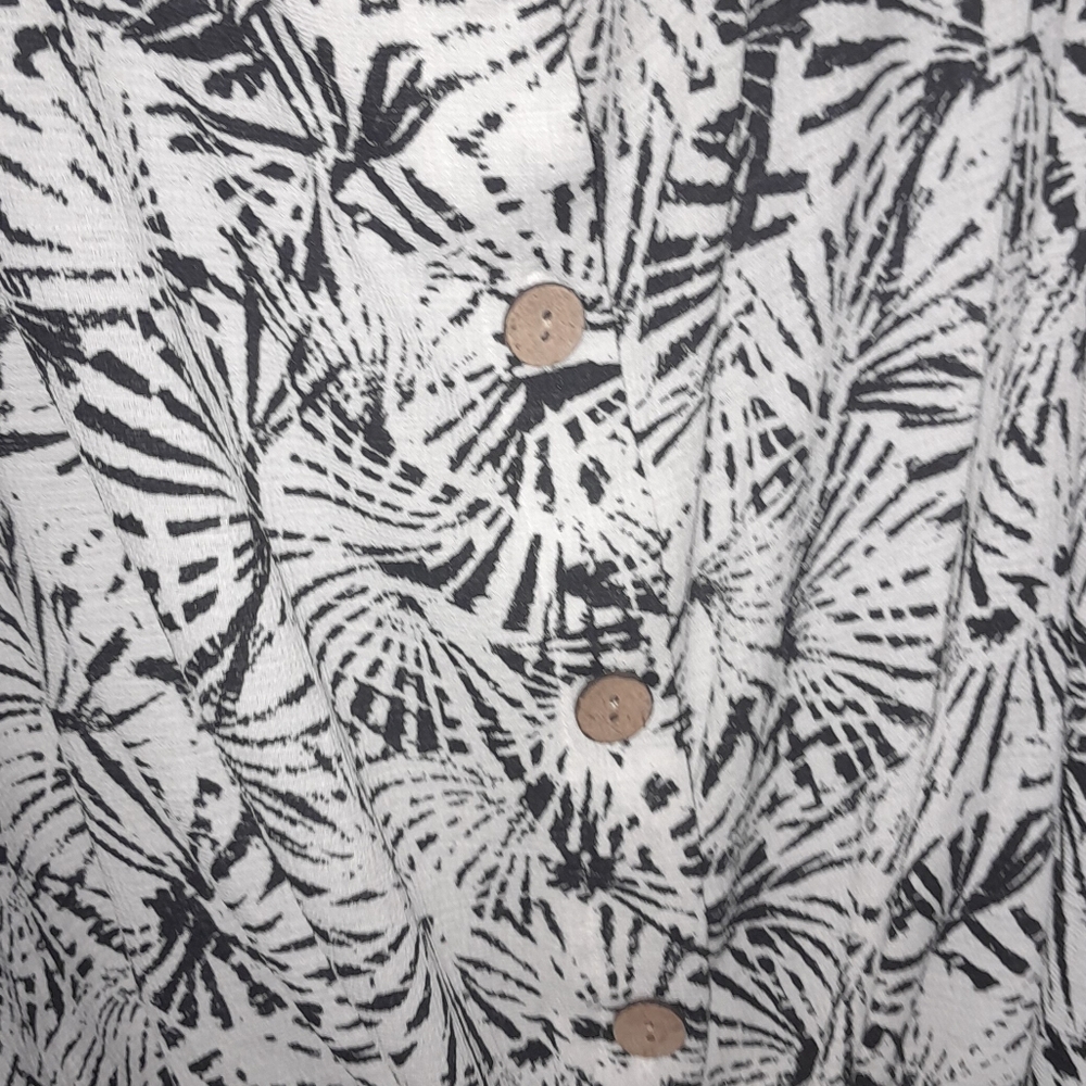 WOMENS 3X PLUS SIZE SHORT SLEEVE BLOUSE. LOW CUT BUTTON DOWN FRONT BLACK & WHITE